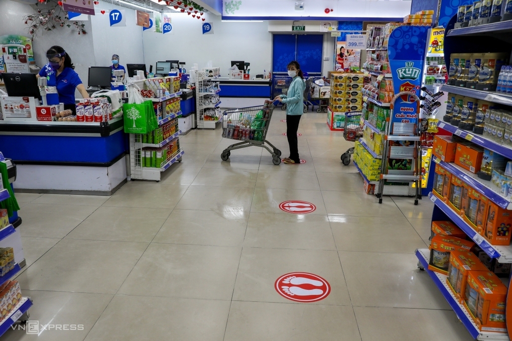 Người dân TP HCM xếp hàng tính tiền tại siêu thị Co.opmart cuối tháng 3/2020. Ảnh: Quỳnh Trần.