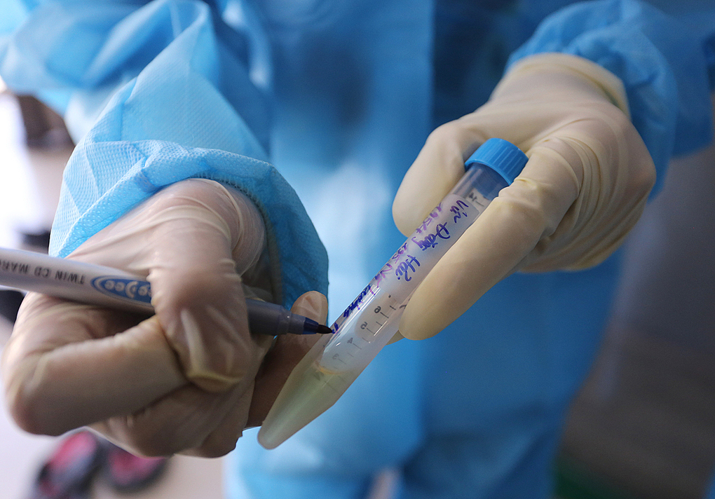 Nhân viên y tế quận Liên Chiểu, TP Đà Nẵng ghi mẫu bệnh phẩm của người tiếp xúc với bệnh nhân nhiễm Covid-19, ngày 25/7. Ảnh: Đắc Thành