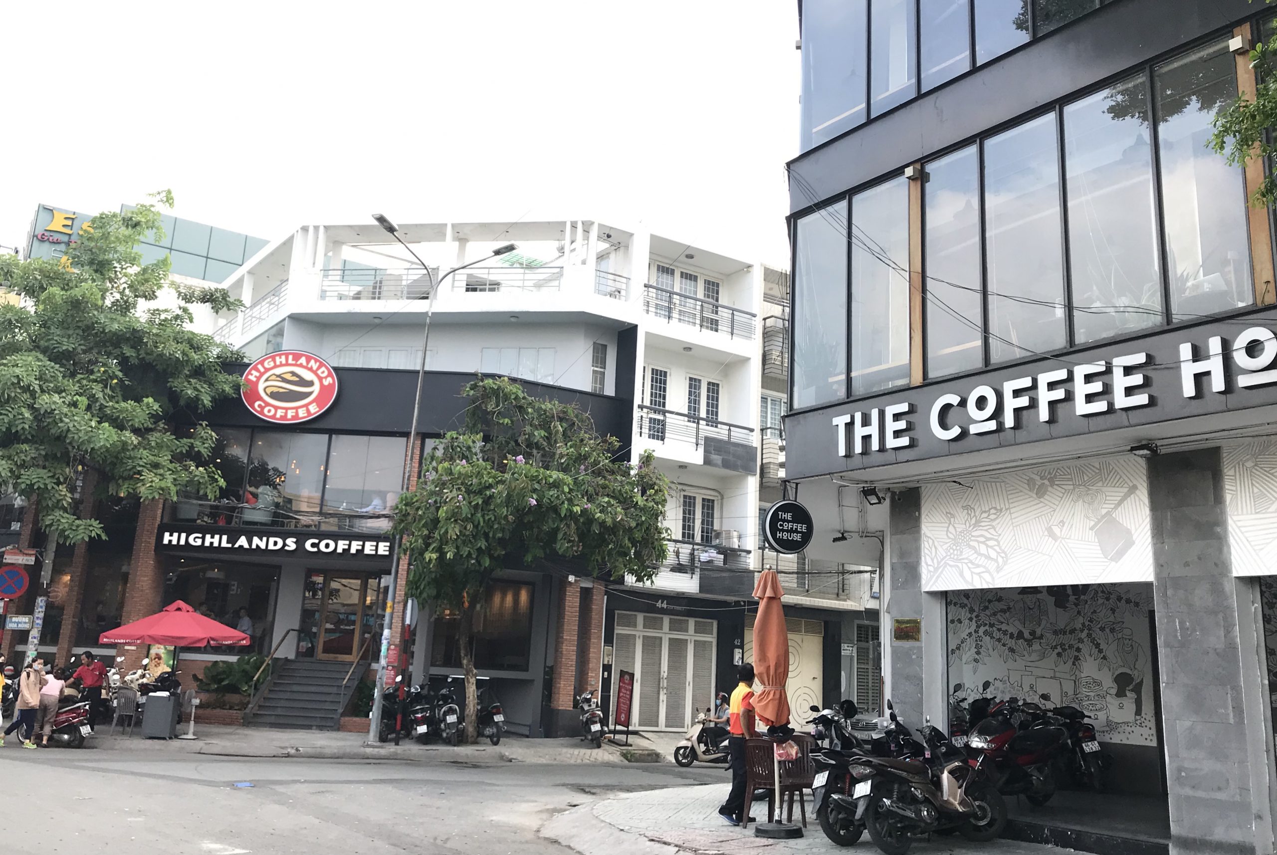Highlands Coffee và The Coffee House nằm đối diện nhau tại Vòng xoay Trần Khắc Chân (quân Phú Nhuận, TP HCM). Ảnh: Phúc Minh.