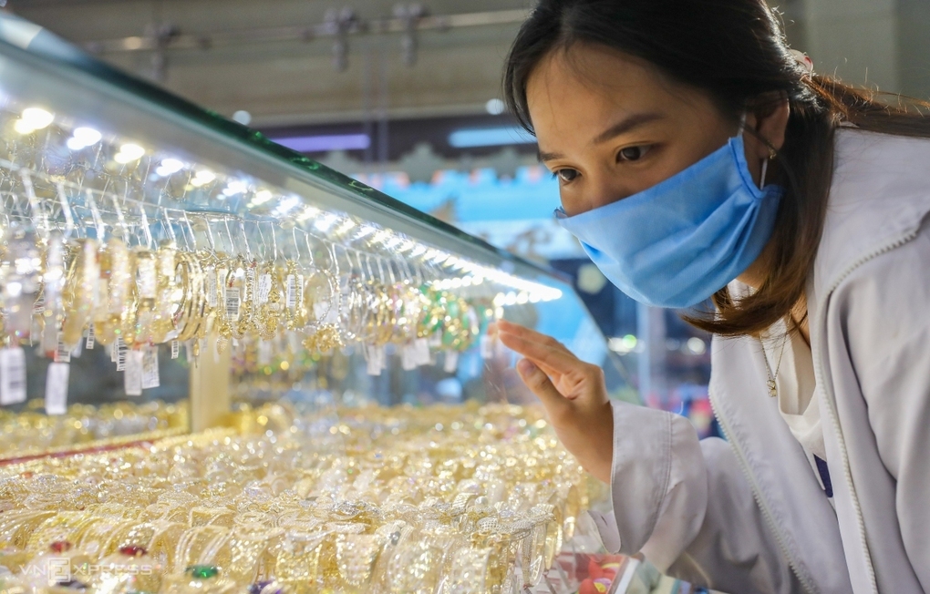 Người dân mua vàng tại một cửa hàng ở quận Bình Thạnh, TP HCM. Ảnh: Quỳnh Trần.