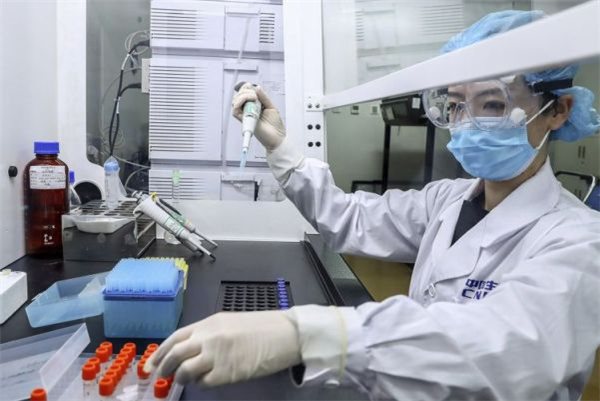 Nhân viên của Sinopharm đang kiểm tra các mẫu vắc-xin Covid-19 ở một nhà máy ở Bắc Kinh. Ảnh: Xinhua