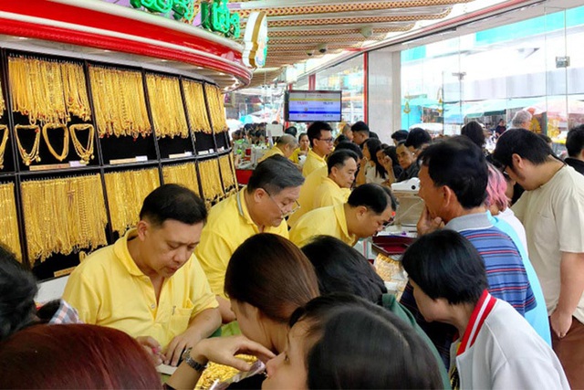 Khi giá xuống, nhiều người Việt có thói quen mua vàng để tích trữ (ảnh minh họa)
