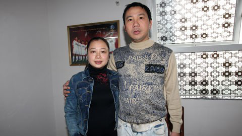 Cựu danh thủ Phi Hùng và vợ.