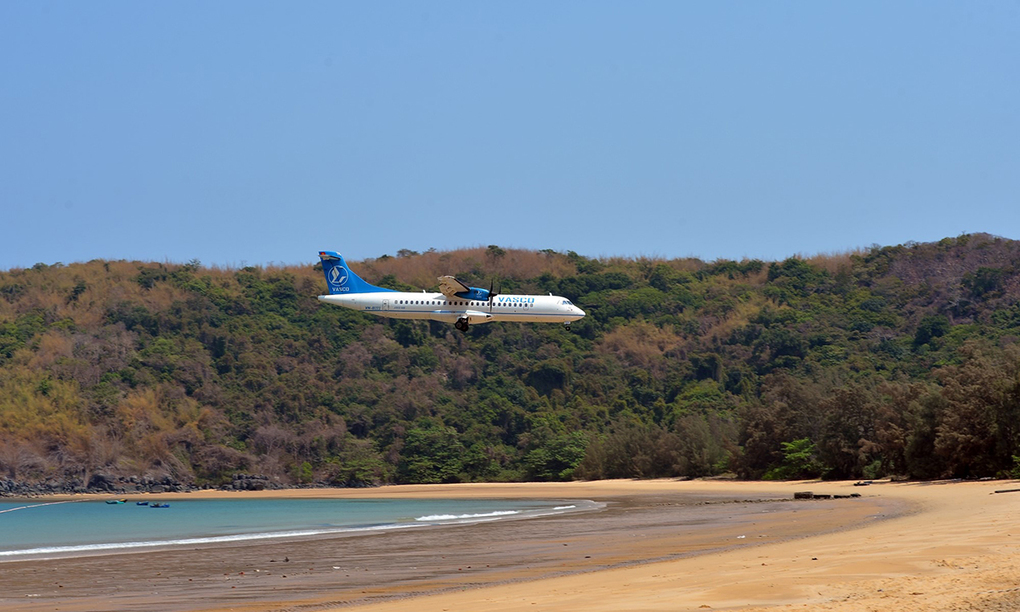 Một chiếc máy bay ATR-72 của VASCO chuẩn bị hạ cánh tại Côn Đảo. Ảnh: Hoàng Anh.