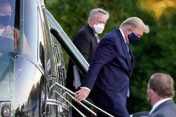 Tổng thống Mỹ Donald Trump được đưa tới Trung tâm Y tế Quân sự Quốc gia Walter Reed để điều trị Covid-19. (Ảnh: AP)