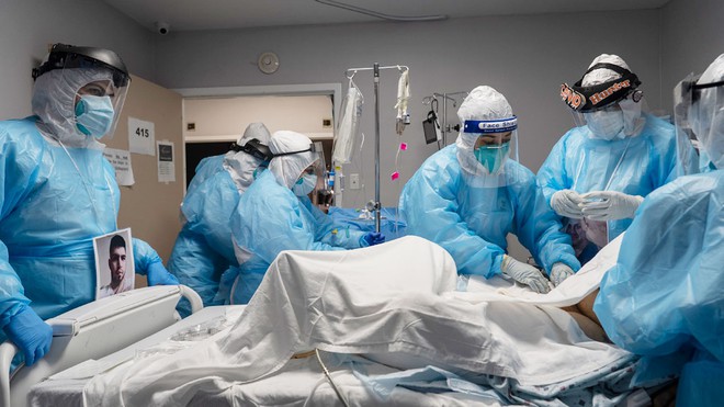 Các bác sĩ điều trị cho một bệnh nhân Covid-19 tại bệnh viện ở Houston, Texas, Mỹ - AFP