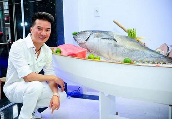 Đàm Vĩnh Hưng đã có 21 cửa hàng kinh doanh hải sản từ Bắc vào Nam với thương hiệu Vua Biển.
