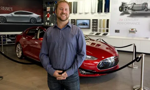 Bản CV đẹp như mơ của Giám đốc Phát triển thị trường của VinFast Mỹ: 10 năm đầu quân cho Tesla, từng quản lý nghệ sĩ, tốt nghiệp 2 trường đại học