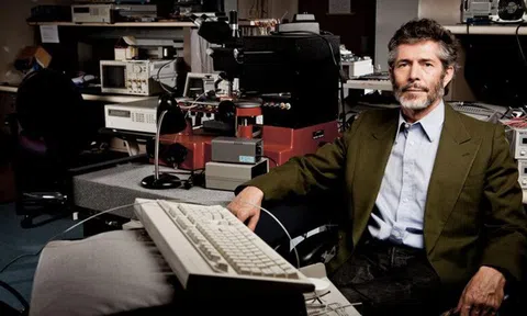 Vị giáo sư đại học giàu nhất mọi thời đại: Thành tỷ phú nhờ hào phóng tặng học trò 100.000 USD khởi nghiệp, tằn tiện đến mức tự cắt tóc và… tái sử dụng túi lọc trà