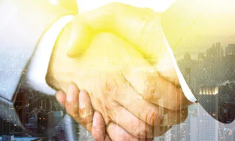 Gom cổ phiếu để "ôm" đất
