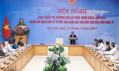 Thủ tướng hỏi: Tại sao doanh nghiệp lỗ mà giá chứng khoán lại 'tăng bằng lần'?