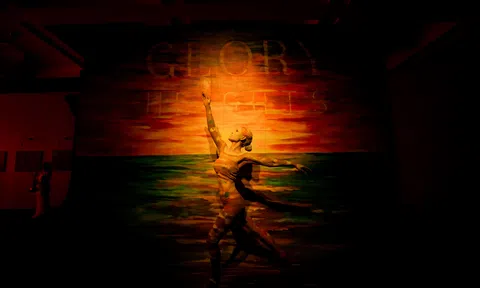 Hàng trăm người yêu nghệ thuật tham dự triển lãm “Glory to GLORY” ngày đầu mở cửa