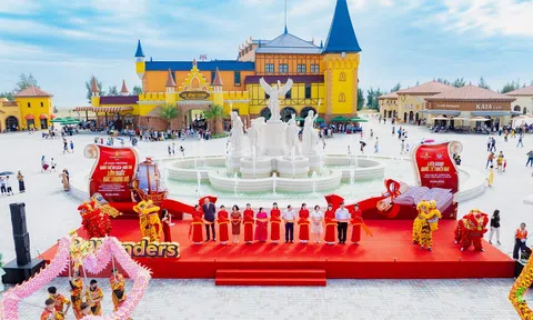 Khu phố thương mại VinWonders Cửa Hội đón đầu lượng khách “khủng”, bùng nổ doanh thu ngày khai trương