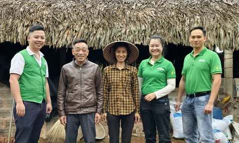 Nụ cười giản dị của người phụ nữ “gánh cả bầu trời”