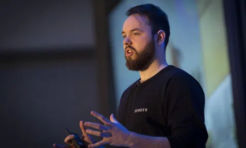 Bỏ đại học vì mải kiếm tiền, chàng trai 28 tuổi trở thành tỷ phú sở hữu bất động sản khắp thế giới