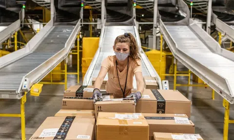 Từ Amazon đến Starbucks: Các tập đoàn lớn nhất thế giới trả lương cho nhân viên như thế nào trong đại dịch?