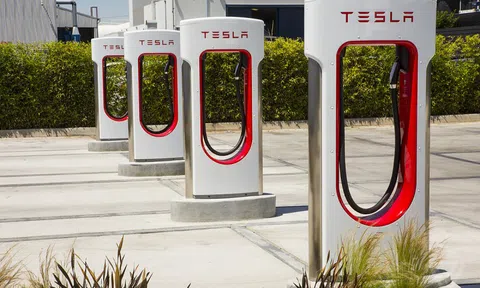 Tesla "mở" trạm sạc Supercharger cho hãng xe khác từ cuối năm nay, VinFast có được hưởng lợi?