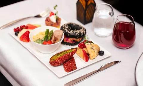 Một hãng bay 5 sao nổi tiếng đang tuyển tiếp viên người Việt với đãi ngộ cực tốt: Cấp nhà ở và xe đưa rước, lương gần trăm triệu là ít!