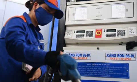 Giá xăng ngày mai có thể giảm hơn 500 đồng/lít
