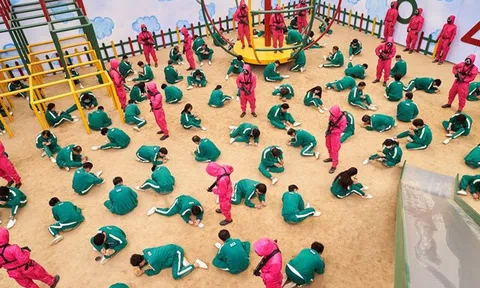 Từ 'Squid Game' nhìn thấy cuộc sống ngập trong đống nợ của người Hàn