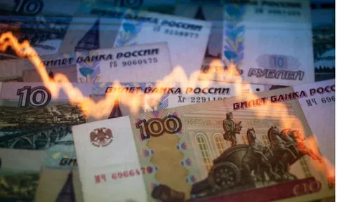 EU nhất trí giáng thêm đòn trừng phạt lên Nga, đồng ruble sụt giá kỷ lục