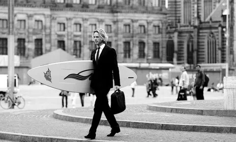 Đời người: 20 tuổi chưa có tiền, quá đúng; 27 tuổi còn nghèo, thông cảm được; sau 30 vẫn rỗng túi, thực sự là bất tài?