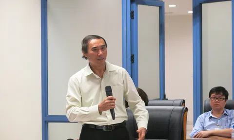 Chúng ta bán đất để ăn và đang ăn hết phần của con cháu!