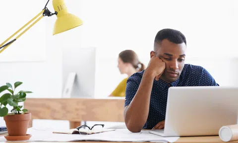 Đi làm thì muộn, ngồi làm thì toàn lướt FB, sếp vắng mặt thì 'chuồn' về sớm, nhưng miệng vẫn kêu chán làm: Nhảy việc cũng không làm bạn khá lên đâu!