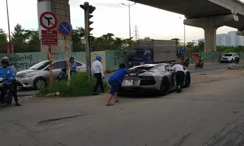 Lamborghini của đại gia cà phê Trung Nguyên phải đẩy trên phố