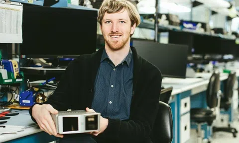 Bỏ học, chàng trai 23 tuổi cạnh tranh với Tesla của tỷ phú Elon Musk