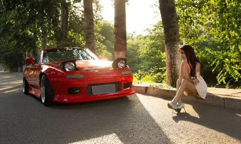 Girl 9X khoe vẻ đẹp 'trinh nguyên' bên Mazda MX-5 'đời đầu'