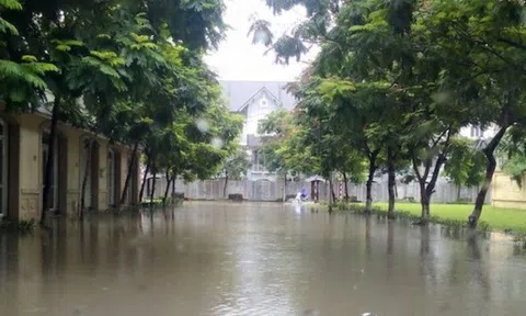 Nghịch cảnh: Nhà giàu Hà Nội bất lực nhìn biệt thự triệu đô 'hao mòn' trong nước