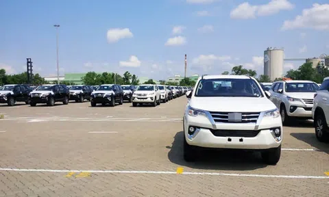 Hơn 200 ô tô Indonesia cập cảng, dân khấp khởi chờ Fortuner hạ giá