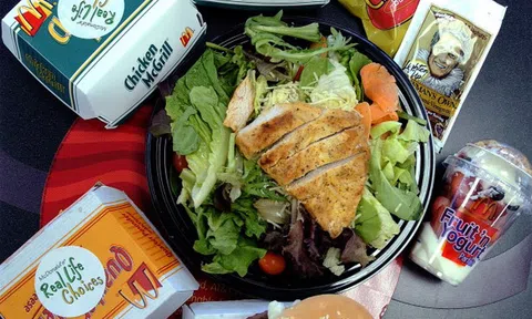 Gần 400 người ngộ độc vì salad gà của McDonald