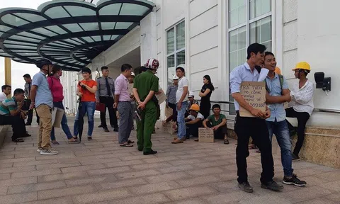 Công nhân vây siêu dự án dát vàng ở Đà Nẵng đòi tiền lương