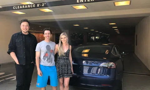 Tỷ phú Elon Musk đích thân giao xe cho khách