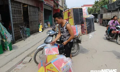 Dân 'làng âm phủ' hối hả ngày đêm phục vụ thượng đế dịp tháng cô hồn