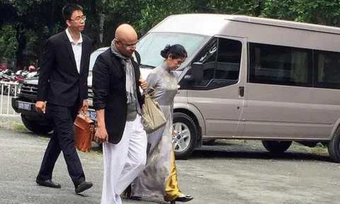 Ông Đặng Lê Nguyên Vũ đeo giỏ xuất hiện tại tòa TP.HCM