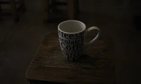 Triết lý kinh doanh 'lạ đời' của ông chủ Reng Reng Café: Quán chỉ bán cà phê, không nước lọc, không nhà vệ sinh, không wifi, cứ đúng 3 giờ chiều là đóng cửa không tiếp khách