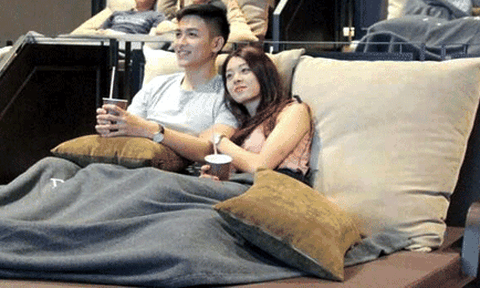 Rạp chiếu giường nằm: Thoải mái ôm hôn, riêng tư như phòng ngủ