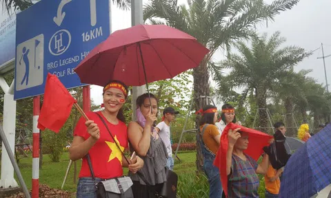 Fan Việt đội mưa, nhịn đói để được nhìn cầu thủ U23 ngoài đời