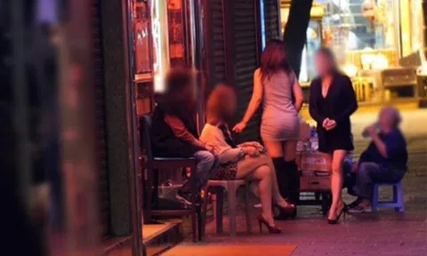 Mại dâm '25 ngàn USD' và bài toán nợ công