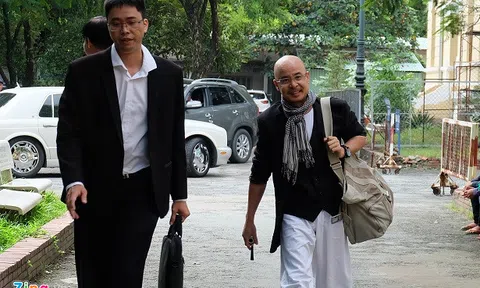 Ông Đặng Lê Nguyên Vũ tươi cười đến tòa hòa giải ly hôn