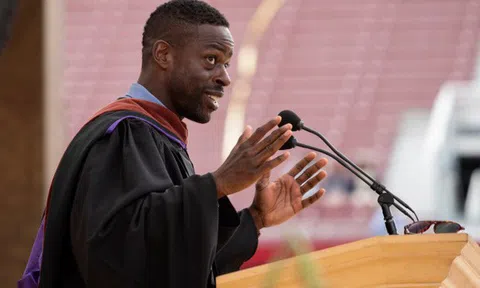 Bài phát biểu sửng sốt tại Stanford về định hướng thành công cho người trẻ: Bi kịch lớn nhất là một người trưởng thành sợ ánh sáng