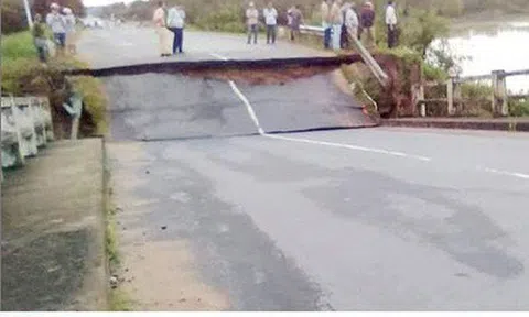 Sập cầu Tân Hà trong đêm, giao thông hoàn toàn bị cô lập