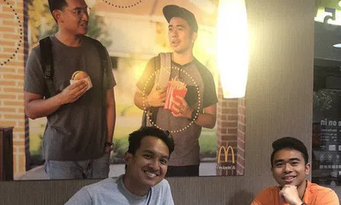 Hai anh chàng láu cá tự treo hình mình lên quán McDonald để trang trí, suốt 2 tháng không ai phát hiện ra
