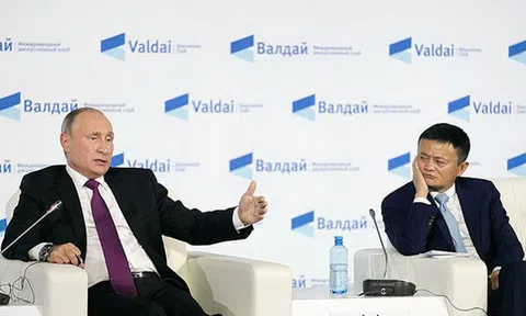 Đang ngồi ăn trong hội nghị, Jack Ma bất ngờ bị Tổng thống Putin gặng hỏi: 'Sao còn trẻ mà ông về hưu sớm vậy?'