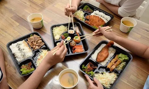 Thị trường "Trưa nay ăn gì" của dân công sở - cuộc chiến giữa Vinmart+, 7-Eleven, Circle K, Saigon Food, nhưng đối thủ mạnh nhất lại là quán cơm vỉa hè!