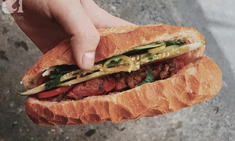 Gánh bánh mì ngon nhất Sài Gòn, 30 năm tuổi vẫn làm bao người say đắm: Không địa chỉ cố định, ngày bán 300 ổ, mỗi ổ chỉ 12 ngàn