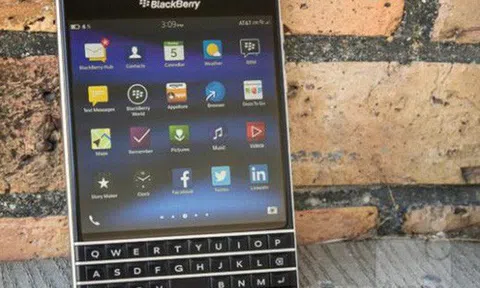 Độc chiêu kinh doanh kì lạ: đổi điện thoại BlackBerry lấy cây 2 xúc xích giá 5 USD